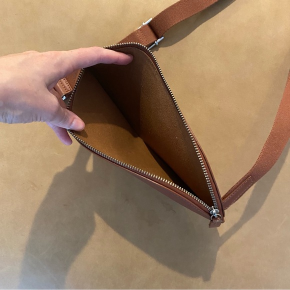 Everlane Italian Leather Sling Bag - Picture 4 of 5